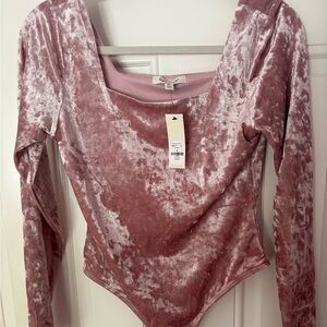 Francesca’s Light Pink Crushed Velvet Bodysuit – Size Medium – NWT